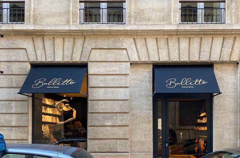 Toiles imprimés sur stores à projection pour enseigne du centre ville de Bordeaux