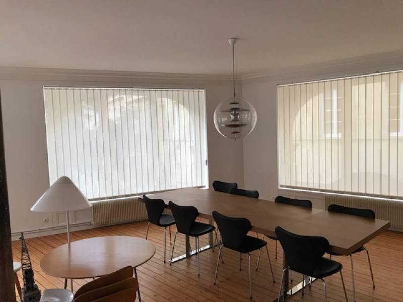 Comment mettre en place des stores à bandes verticales pour mon vitrage à Bordeaux ?