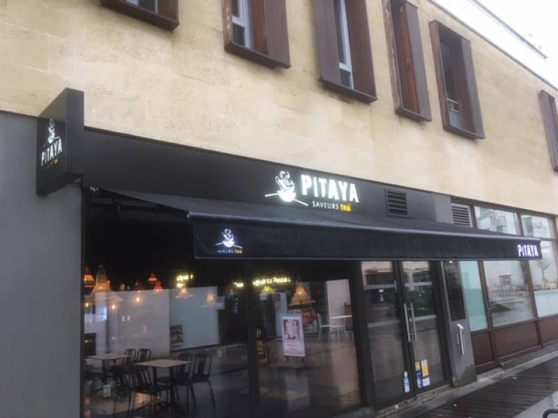 Store avec lambrequin lumineux à Led - Restaurant à Pessac