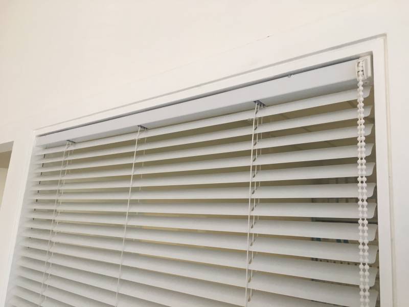 Store vénitien à manœuvre chaînette