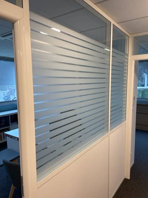 Film à lignage sur cloison vitrée