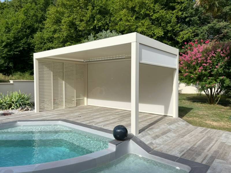Pergola bioclimatique avec stores ZIP