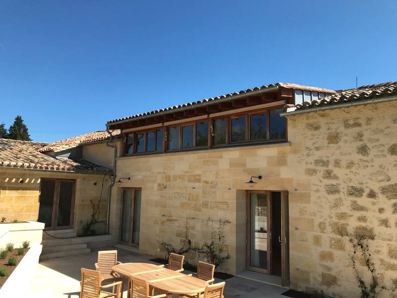 Installation de stores screen extérieurs sur façade de maison en pierre