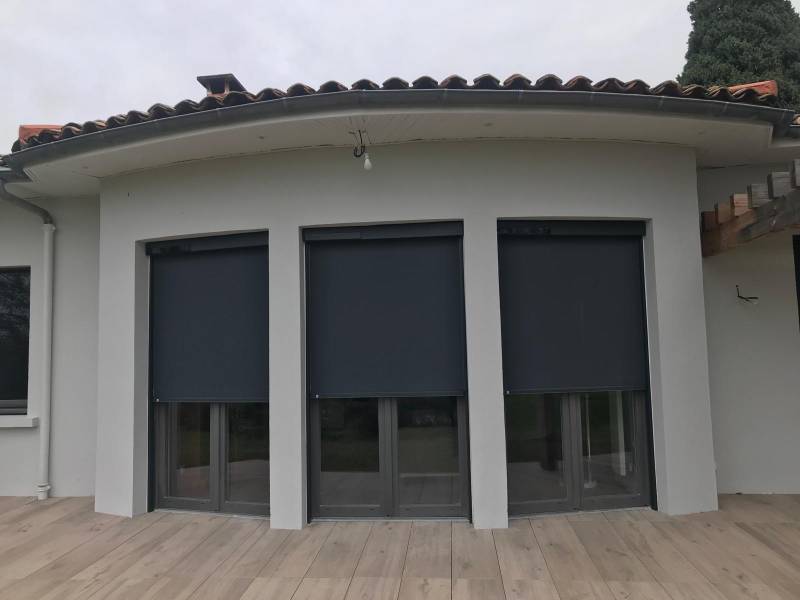 Installation de stores Coffre ZIP avec motorisation solaire Somfy